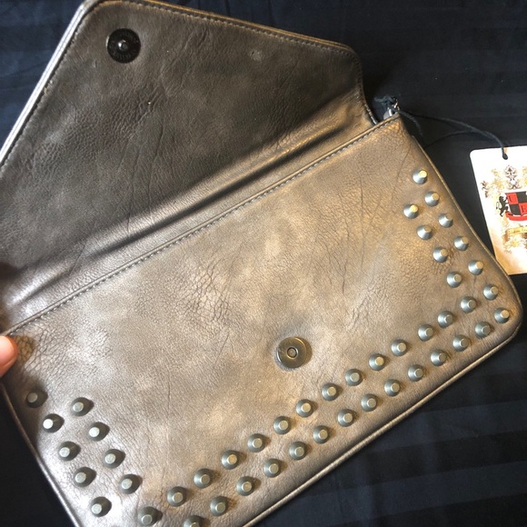 Urban Expressions Chrome Clutch - Picture 2 of 7